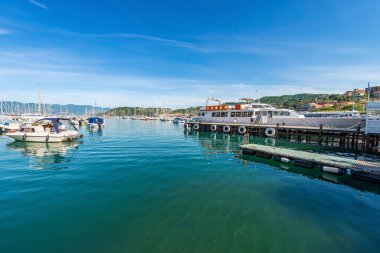 Feribot istasyonu Cinque Terre 'ye giden Lerici limanı ve La Spezia, Liguria, İtalya, Avrupa Körfezi kıyısındaki küçük kasaba ve turizm beldesine demirlemiş çok sayıda tekne..