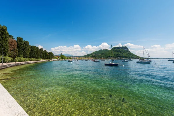Prachtige Baai Van Het Gardameer Met Veel Boten Afgemeerd Voor — Stockfoto