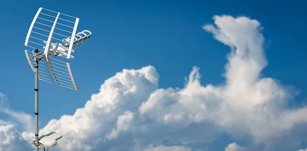 Primer Plano Una Antena Televisión Direccional Contra Cielo Azul Claro —  Fotos de Stock