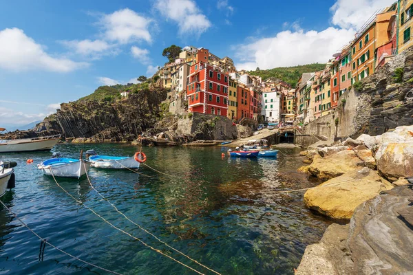 Famosa Aldeia Riomaggiore Com Pequenos Barcos Atracados Porto Parque Nacional — Fotografia de Stock