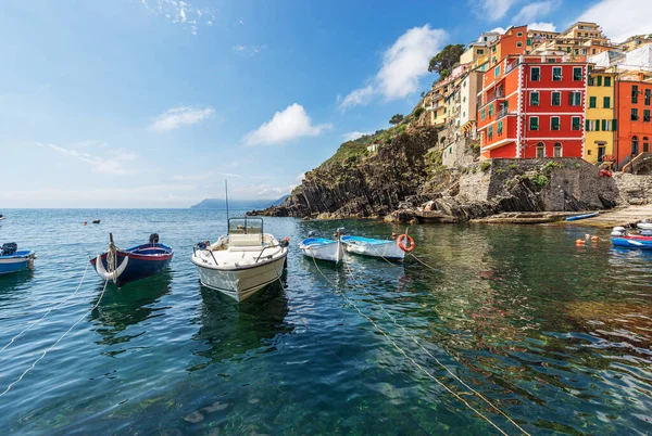 Das Berühmte Dorf Riomaggiore Mit Kleinen Booten Die Hafen Festmachen — Stockfoto