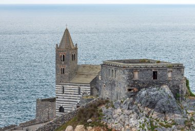 Ortaçağ Aziz Peter Kilisesi (San Pietro, V-XIII yüzyıl) Romanesque Gotik tarzında. Portovenere ya da Porto Venere kasabası, UNESCO dünya mirası bölgesi. La Spezia Körfezi, Liguria, İtalya, Avrupa.