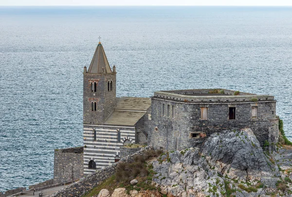 Ortaçağ Aziz Peter Kilisesi (San Pietro, V-XIII yüzyıl) Romanesque Gotik tarzında. Portovenere ya da Porto Venere kasabası, UNESCO dünya mirası bölgesi. La Spezia Körfezi, Liguria, İtalya, Avrupa.