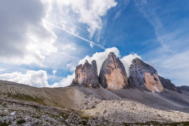 Drei Zinnen veya Tre Cime di Lavaredo (Lavaredo 'nun üç tepesi), Sesto Dolomites' in ünlü dağ zirveleri, UNESCO dünya mirası alanı, Trentino-Alto Adige ve Veneto, İtalya, Avrupa.