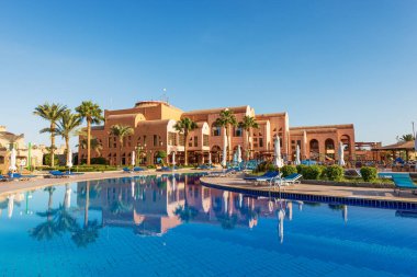 MARSA ALAM, RED SEA, EGYPT - NOV 3, 2018: Club Calimera Akassia İsviçre Tatil Köyü 'nün yüzme havuzu, Kızıl Deniz kıyısında birçok Avrupalı turist tarafından sıklıkla ziyaret edilen otel.