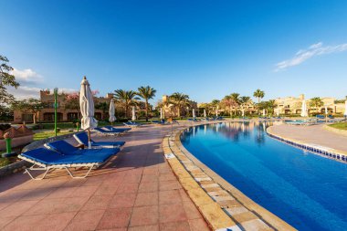 MARSA ALAM, RED SEA, EGYPT - NOV 3, 2018: Club Calimera Akassia İsviçre Tatil Köyü 'nün yüzme havuzu, Kızıl Deniz kıyısında birçok Avrupalı turist tarafından sıklıkla ziyaret edilen otel.