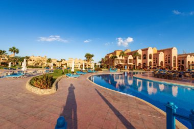 MARSA ALAM, RED SEA, EGYPT - NOV 3, 2018: Club Calimera Akassia İsviçre Tatil Köyü 'nün yüzme havuzu, Kızıl Deniz kıyısında birçok Avrupalı turist tarafından sıklıkla ziyaret edilen otel.