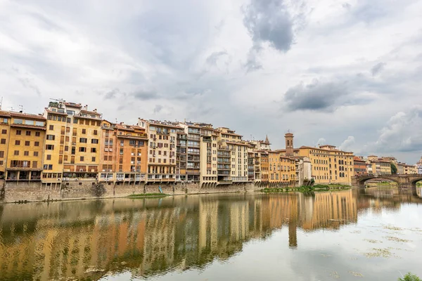 Floden Arno Med Bostadshus Och Santa Trinita Bridge Ponte Santa — Stockfoto