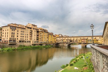 Floransa şehir merkezi, Arno Nehri ve ünlü Ponte Vecchio Köprüsü, UNESCO dünya mirası sahası, Toskana İtalya, Avrupa.