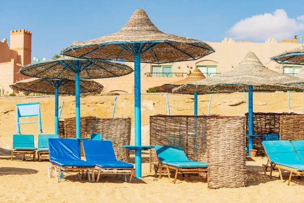 エジプト アフリカのマルサ アラム近くのわら傘とデッキチェアのグループと紅海の砂浜 — ストック写真