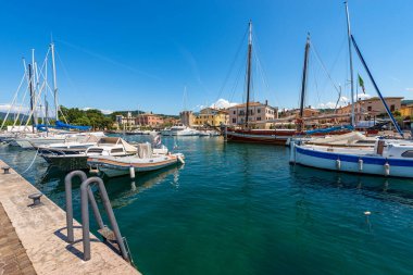Bardolino köyünün küçük limanında birçok gemi demirlemiş. Garda Gölü kıyısındaki turizm beldesi (Lago di Garda). Verona ili, Veneto, İtalya, Güney Avrupa.