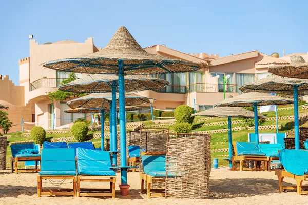 Zandstrand Van Rode Zee Met Een Groep Stroparasols Ligstoelen Bij — Stockfoto