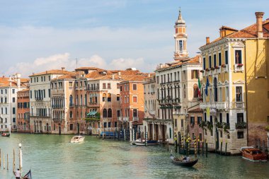 Venedik. Ponte di Rialto 'dan Kanal Grande (Büyük Kanal) manzarası, lagünün en eski ve en ünlü köprüsü, UNESCO dünya mirası bölgesi, Veneto, İtalya. Santi Apostoli Kilisesi 'nin çan kulesi.