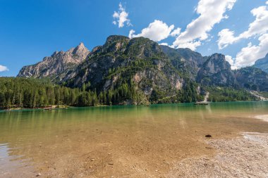 Lago di Braies veya Pragser Wildsee. Küçük Alp Gölü ve Sasso del Signore dağları. Dolomitler, UNESCO dünya mirası bölgesi, Güney Tyrol, Trentino-Alto Adige, Bolzano ili, İtalya, Avrupa.