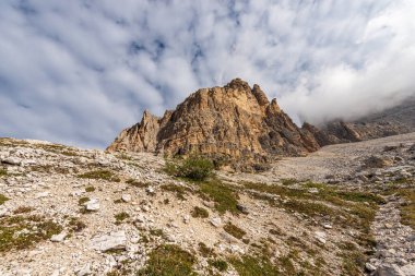 Sesto Dolomitlerinin dağ zirveleri. Lavaredo 'nun üç tepesinin (Tre Cime di Lavaredo veya Drei Zinnen) güney kaya yüzeyi, UNESCO dünya mirası alanı, Trentino-Alto Adige ve Veneto, İtalya, Avrupa.