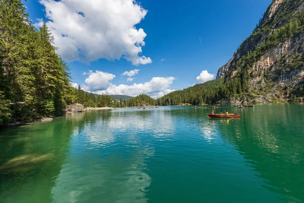Lago Braies Pragser Wildsee Pequeño Lago Alpino Cordillera Sasso Del — Foto de Stock