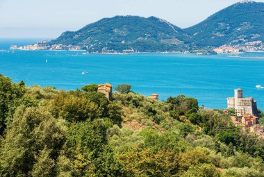 La Spezia Körfezi 'nin, Liguria' nın, İtalya 'nın, Avrupa' nın yüksek manzarası. Eski şatosu (1152-1555) ve Portovenere veya Porto Venere, UNESCO dünya mirası sahasına sahip Lerici kasabası.