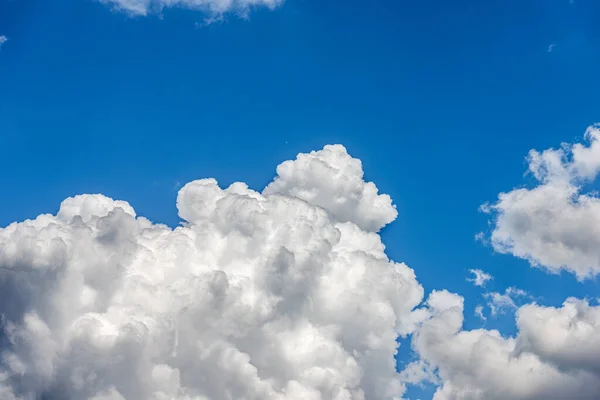 Fotografía Hermosas Nubes Tormenta Nubes Cúmulos Cumulonimbus Contra Cielo Azul —  Fotos de Stock