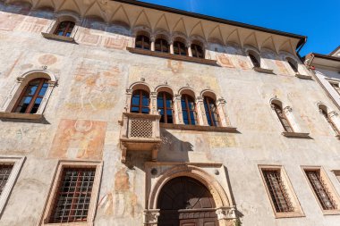 Trento şehir merkezi, Palazzo Geremia. Rönesans tarzı antik saray (XV-XVI yüzyıl) ve Geremia ailesinin freskleri. Trentino Alto Adige, İtalya, Avrupa.
