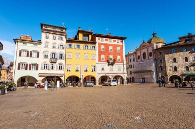 TRENTO, İtalya - 8 MAR 2020: Piazza del Duomo, Trento şehrindeki tipik evleri olan Katedral Meydanı. Sağda freskli evler Cazuffi Rella, 16. yüzyıl. Trentino Alto Adige, İtalya, Avrupa.