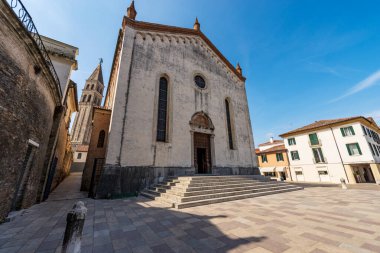 Oderzo Katedrali cephesi, Aziz John Baptist (Duomo di San Giovanni Battista) ve eğik çan kulesi, 13. Campiello del Duomo Meydanı, Treviso ili, Veneto, İtalya, Avrupa.