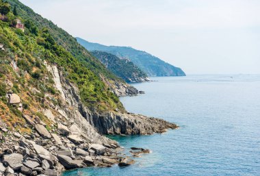Liguria 'nın antik Vernazza köyü, La Spezia ili, İtalya, Avrupa' dan Cinque Terre Milli Parkı 'nın kıyı ve Akdeniz manzarasının yükseltilmesi. UNESCO dünya mirası sahası.