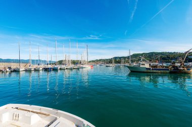 Küçük Lerici kasabasının limanı. Birçok yelkenli teknesi ve demirli bir balıkçı teknesi var. La Spezia Körfezi, Akdeniz, Ligurya, İtalya, Güney Avrupa kıyılarında bir turizm beldesi..