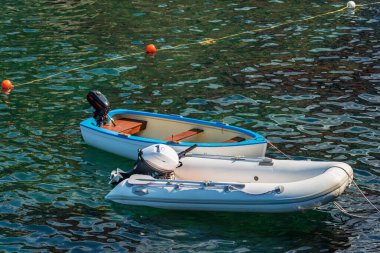 Limanda demirlemiş iki küçük, boş motorlu tekneye yakın çekim. Akdeniz, La Spezia Körfezi, Liguria, İtalya, Avrupa.