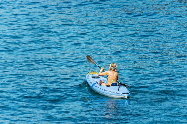 スペツィアの湾 リグーリア州 イタリア 2019年7月21日 青いカヤックに乗って成熟した女性 青い地中海でパドリング スペツィア湾 リグーリア州 イタリア ヨーロッパ — ストック写真