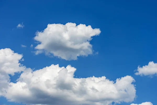 Fotografía Hermosas Nubes Tormenta Nubes Cúmulos Cumulonimbus Contra Cielo Azul —  Fotos de Stock