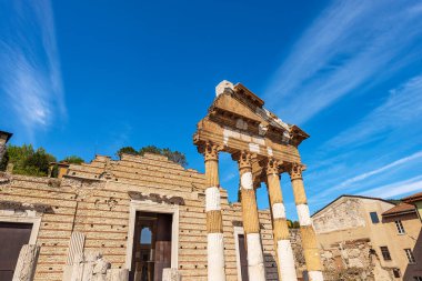 Brescia şehir merkezindeki Roma Tapınağı 'nın antik kalıntıları, Capitolium (Tempio Capitolino), 73 AC, UNESCO dünya mirası alanı, Lombardy, İtalya, Avrupa.