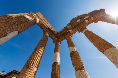 Brescia şehir merkezindeki Roma Tapınağı 'nın antik kalıntıları, Capitolium (Tempio Capitolino), 73 AC, UNESCO dünya mirası alanı, Lombardy, İtalya, Avrupa.