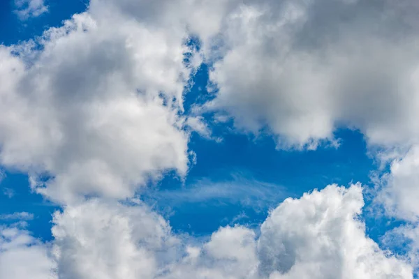 Fotografie Van Prachtige Stormwolken Cumuluswolken Cumulonimbus Tegen Een Helderblauwe Lucht — Stockfoto