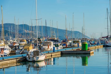 La Spezia, Akdeniz (Ligurian Denizi), La Spezia Körfezi, Liguria, İtalya, Güney Avrupa 'da birçok eğlence teknesi demirlemiştir..