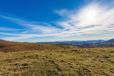Lessinia platosundan (Altopiano della Lessinia) Padana Ovası veya Po Vadisi 'nin sonbahar manzarası Bölgesel Doğal Park, Verona, Veneto, İtalya, Avrupa.