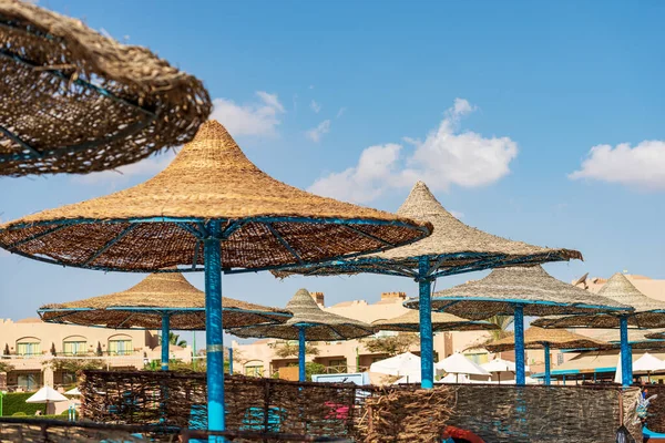 Een Groep Strostrandparasols Strandvakantie Aan Kust Van Rode Zee Bij — Stockfoto