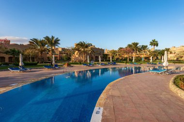 MARSA ALAM, RED SEA, EGYPT - NOV 3, 2018: Club Calimera Akassia İsviçre Tatil Köyü 'nün yüzme havuzu, Kızıl Deniz kıyısında birçok Avrupalı turist tarafından sıklıkla ziyaret edilen otel.