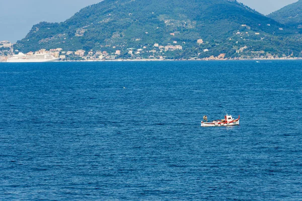 Pequeno Barco Pesca Branco Vermelho Golfo Spezia Mar Mediterrâneo Ligúria — Fotografia de Stock