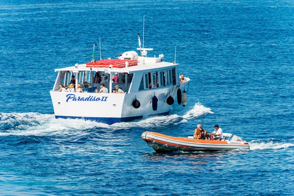 Tellaro Italy July 2022 White Ferry Boat Some Tourists Orange — Stockfoto