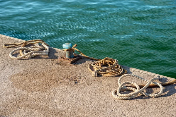 Close Rusty Mooring Bollard Ropes Hawsers Quay Port Gulf Spezia — 스톡 사진
