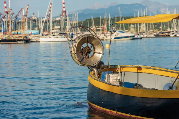 Small Yellow Black Fishing Boat Winch Fishing Nets Moored Port — Foto de Stock