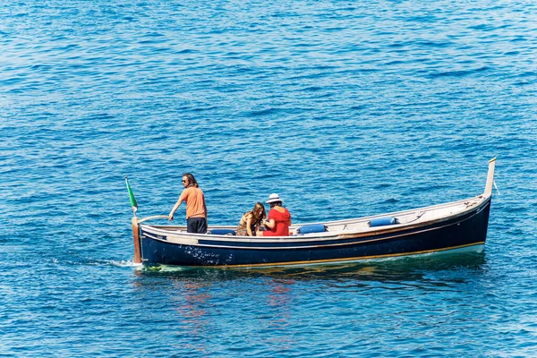 Tellaro Italy July 2022 Three People Small Wooden Motorboat Motion — Foto de Stock