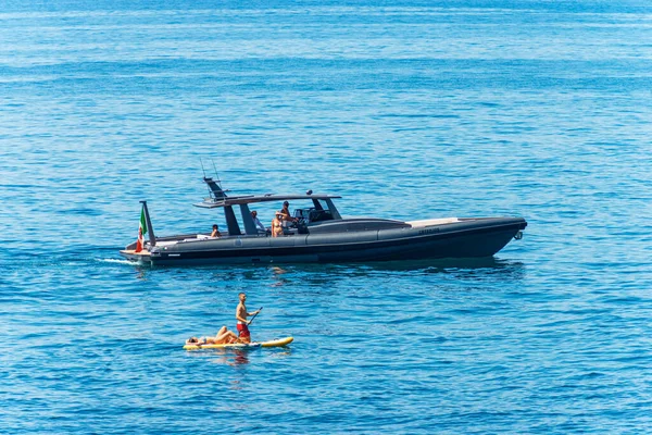 Tellaro Italy July 2022 Black Luxury Yacht Speedboat Stand Paddle — Photo
