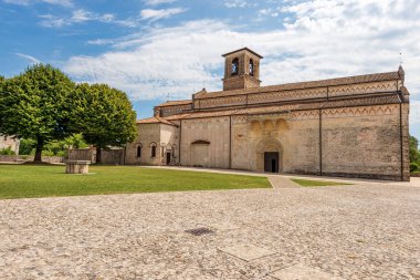 Side facade of the medieval Cathedral of Santa Maria Maggiore in Romanesque Gothic style, 1284-1359. Spilimbergo town, Pordenone province, Friuli-Venezia Giulia, Italy, Europe. 