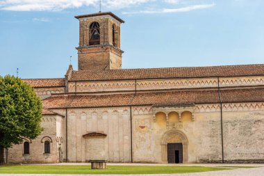 Side facade of the medieval Cathedral of Santa Maria Maggiore in Romanesque Gothic style (Duomo), 1284-1359. Spilimbergo town, Pordenone province, Friuli-Venezia Giulia, Italy, Europe.