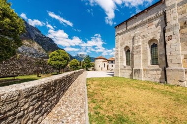 Venzone, Baptistery or Chapel of San Michele, with the crypt of the mummies and the Cathedral, Church of St. Andrew the Apostle, 1308. Udine province, Friuli-Venezia Giulia, Italy, Europe.