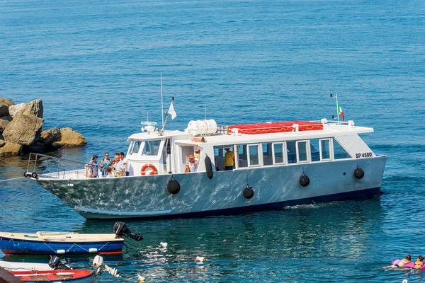 Tellaro Italy July 2022 White Ferry Boat Group Tourists Small — Stockfoto