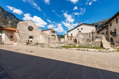 Venzone, San Giovanni Battista Kilisesi 'nin eski kalıntıları 1976 depreminde yıkıldı ve bir daha inşa edilmedi. Udine, Friuli-Venezia Giulia, İtalya, Avrupa. Küçük köyün sembolü..