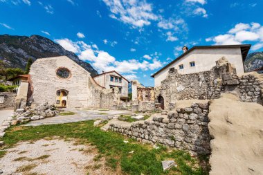 Venzone, San Giovanni Battista Kilisesi 'nin eski kalıntıları 1976 depreminde yıkıldı ve bir daha inşa edilmedi. Udine, Friuli-Venezia Giulia, İtalya, Avrupa. Küçük köyün sembolü..