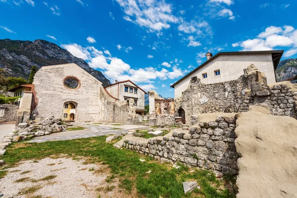 Venzone, San Giovanni Battista Kilisesi 'nin eski kalıntıları 1976 depreminde yıkıldı ve bir daha inşa edilmedi. Udine, Friuli-Venezia Giulia, İtalya, Avrupa. Küçük köyün sembolü..